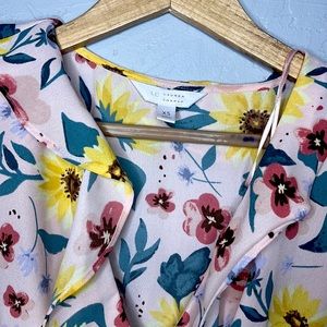 Floral dress, V neckline, ruffles and cute belt